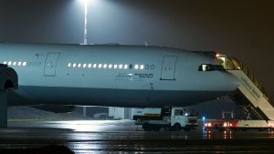 Die Lufthansa baut einen ihrer Langstreckenjets zu einer fliegenden Ebola-Station um.  Foto: dpa