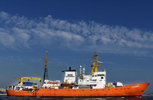 Die „Aquarius“ wartet auf die Erlaubnis, um in den katalanischen Hafen einlaufen zu dürfen. Foto: AFP