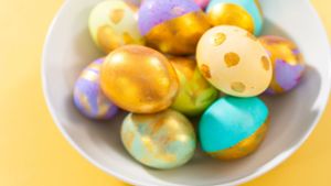 Gekochte Eier bunt verzieren gehört für viele zum Osterfest dazu. Foto: IMAGO/Pond5 Images/IMAGO/xarinahabichx