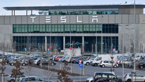 Die Tesla-Gigafactory in Grünheide. Nach dem Anschlag auf einen Strommast übernimmt die Bundesanwaltschaft die Ermittlungen. Foto: Patrick Pleul/dpa