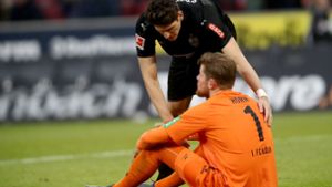 Aufbauhilfe: VfB-Torjäger Mario Gomez tröstet den Kölner Torwart Timo Horn. Foto: Getty