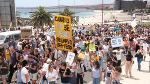 Demonstration gegen das Massentourismusmodell auf Fuerteventura. Foto: Europa Press Canarias/EUROPA PRESS/dpa