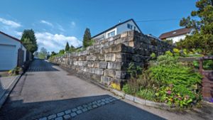 Die Mauer an der Frühlingstraße in Albershausen: Der obere, nach hinten abgesetzte Teil muss   abgetragen werden. Foto: Giacinto Carlucci