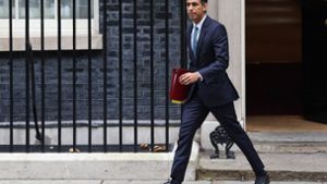 Rishi Sunak verlässt seinen Amtssitz in der Downing Street 10.  Seine Partei wiederum will sich auf ihn nicht mehr bedingungslos verlassen. Foto: Imago//Martyn Wheatley / i-Images