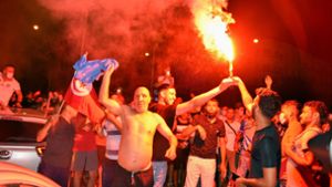 Anhänger Präsident Saieds feiern die Entmachtung des Parlaments. Foto: imago/Jdidi Wassim