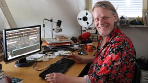 Der Labrador Fitz hat Bernd Drescher dazu  inspiriert, einen Dog-Mix zu machen, den der Plattensammler und DJ gerade am Computer zusammenmischt. Foto: Georg Friedel