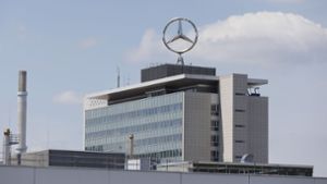Lieferengpässe zwingen auch Mercedes – im Bild Stuttgart-Untertürkheim –  immer wieder dazu, die Produktion anzupassen. Foto: Lichtgut/Julian Rettig