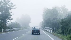 Wie Pasolini 1959 ist   Pepe Danquart in einem  Fiat Millecento die italienischen Küste entlanggefahren. Foto: Neue Visionen