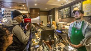 In Philadelphia haben zahlreiche Menschen gegen das Vorgehen in einer Starbucks-Filiale protestiert. Foto: The Philadelphia Inquirer