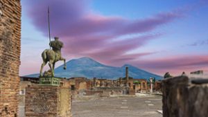 Zentauren-Statue in der antiken Stadt Pompeji. Im Hintergrund ist der Vesuv zu sehen. Foto: Imago/Christian Offenberg