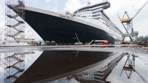 Die Queen Mary 2 im Dock Elbe 17  bei Blom + Voss im Hamburger Hafen. Foto: dpa