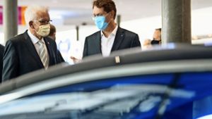 Der Grüne Winfried Kretschmann und Daimler-Chef Ola Källenius beim Strategiedialog im September 2020 Foto: dpa/Sebastian Gollnow