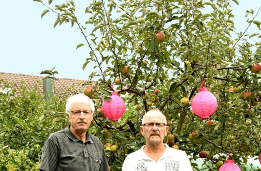 Jakob Panitz (links) und Wolfgang Brodbek fühlen sich vom Staat abgezockt: Die beiden Rentner aus Heiningen engagieren sich im Verein für Direktversicherungsgeschädigte. Foto: Peter Buyer