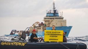 Greenpeace-Aktivisten  demonstrieren auf dem Pazifik in einem Schlauchboot vor dem Spezialschiff Maersk Launcher gegen den  Abbau von Manganknollen in der Tiefsee. Foto: dpa/Greenpeace/Marten van Dijl Foto:  