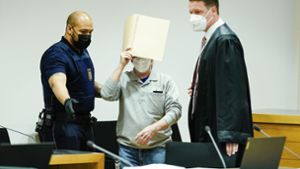 Der Angeklagte (Mitte) und sein Anwalt Steffen Lindberg (rechts)  (Archivbild) Foto: dpa/Uwe Anspach
