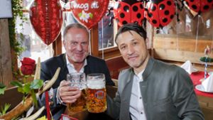 Gelöst sieht anders aus: FC-Bayern-Vorstandschef Karl-Heinz Rummenigge und Trainer Niko Kovac kamen trotz 0:3-Heimniederlage aufs Oktoberfest. Foto: Getty Abo