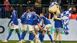 Schalke setzte sich zuhause gegen Spitzenreiter St. Pauli durch. Foto: Bernd Thissen/dpa