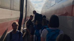 Die Fahrgäste sind auf offener Strecke in einen anderen Zug umgestiegen. Foto: dpa/Larissa Frey