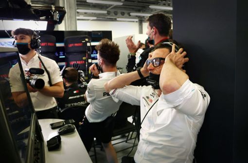 Toto Wolff (re.) ist entsetzt, als Lewis Hamilton nach dem Neustart in Baku die erste Kurve verpasst. Foto: Daimler AG/Steve Etherington