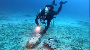 Diese Obsidianbrocken am Meeresgrund vor Capri stammen aus der Jungsteinzeit und könnte Teil der Fracht eines steinzeitlichen Schiffs  gewesen sein. Foto: © SABP