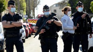 Polizisten sichern den Ort des Terroranschlages in Rambouillet ab. Eine Mitarbeiterin der Polizei wurde dort von einem Islamisten getötet. Foto: AFP/BERTRAND GUAY