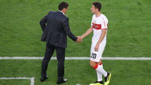 Christian Gentner (rechts) hat beim VfB Stuttgart schon viele Trainer erlebt – zuletzt spielte er unter Tayfun Korkut. Foto: Pressefoto Baumann