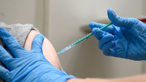 In Deutschland haben mindestens  56,5 Prozent eine Impfdosis erhalten. (Symbolfoto) Foto: dpa/Bernd Weissbrod
