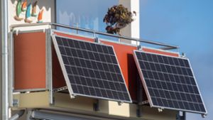 Solarmodule für ein  Balkonkraftwerk hängen an einem Balkon in Stralsund. Das Bundeskabinett hat  Erleichterungen von Solaranlagen beschlossen. Foto: dpa/Stefan Sauer