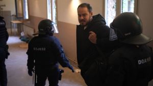 Der Rap-Sänger Pablo Hasél  wurde von Polizeibeamten an der Universität von Lleida in Spanien festgenommen. Foto: dpa/Joan Mateu