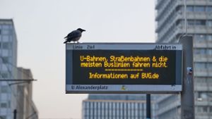Eine Anzeigetafel einer Tramstation am Berliner Alexanderplatz macht auf den ganztägigen Warnstreik aufmerksam. Foto: Jörg Carstensen/dpa