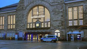 Wegen eines größeren Polizeieinsatzes ist der Bielefelder Hauptbahnhof am Montag weiträumig abgesperrt worden. Foto: dpa/Christian Müller