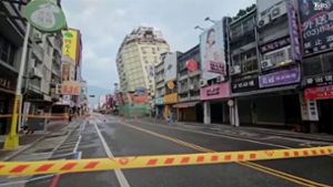 Straßen in Hualien sind abgesperrt, nachdem der Osten von Taiwan von einer Reihe von Erdbeben erschüttert wurde. Foto: Uncredited/TVBS/AP/dpa