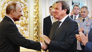 Wladimir Putin und Gerhard Schröder pflegen eine Freundschaft. Das stößt in der SPD auf Ablehnung. Foto: dpa/Alexei Druzhinin