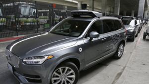 Uber hat sich mit den Hinterbliebenen der Frau, die jüngst bei einem Unfall mit einem Roboterwagen  ums Leben kam, auf einen Vergleich geeinigt. Foto: AP
