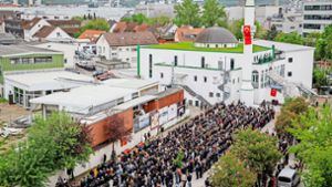 Am 13. Mai nahmen  zahlreiche Kollegen und Angehörige vor der Ditib Moschee Sindelfingen Abschied von den beiden Opfern. Foto: dpa