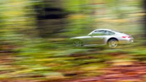 Porsche mit Verbrenner können fast CO2-neutral mit E-Fuels fahren. Foto: dpa/Julian Stratenschulte