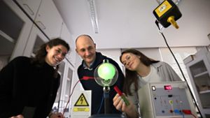 Referendare probieren am Seminar Stuttgart einen Versuch zur Elektronenbeugung aus. Foto: Lichtgut/Leif Piechowski/Leif Piechowski