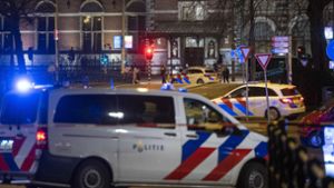 Am späten Nachmittag  war die Polizei in Amsterdam wegen eines bewaffneten Raubüberfalls zu dem Apple-Geschäft gerufen worden. Foto: dpa/Evert Elzinga