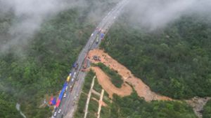 In der chinesischen Provinz Guangdong ist die Fahrbahn einer Autobahn eingestürzt. Foto: AFP/CNS