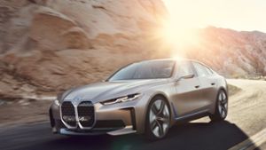 Mit einer Reichweite von bis zu 600 Kilometern ist der neue BMW i4 vergleichbar mit dem Tesla Model S. Foto: dpa