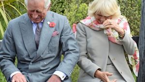 Prinz Charles und seine Frau Camilla geben sich bei ihrem Besuch in Neuseeland  bodenständig Foto: Getty