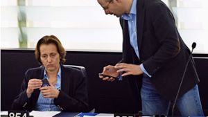 Skandalpolitiker: AfD-Frau von Storch (li.) wird im EU-Parlament ausgegrenzt Foto: dpa