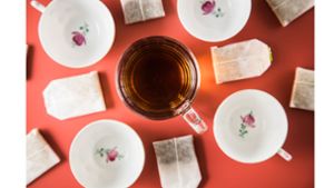 Kein einziger konventioneller Schwarzer Tee ist im Test frei von Glyphosat. Teilweise gesellen sich dazu noch mehr Pestizide, die im EU-Anbau verboten sind. Welchen Tee kann man da noch trinken? Foto: dpa/Christin Klose