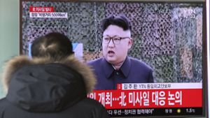 Auch am Bahnhof im südkoreanischen Seoul werden Neuigkeiten über den nordkoreanischen Machthaber Kim Jong-Un mit Interesse verfolgt. Foto: AP