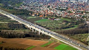 Im Bereich des Sulzbachtals, über das sich die große Brücke in der Bildmitte spannt, sind Oberleitungskabel der Bahn gestohlen worden. Foto: Arnim / Kilgus