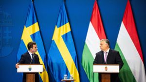 Der ungarische Ministerpräsident Viktor Orban (r) spricht mit dem schwedischen Premierminister Ulf Kristersson während einer Pressekonferenz in Budapest. Foto: Marton Monus/dpa