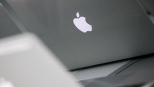 Macbooks von Apple sollen mit eigenen Prozessoren künftig energiesparender laufen. Foto: dpa/Michael Kappeler