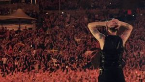 Dave Gahan, Frontsänger von Depeche Mode, im Juli 2018 auf der Berliner Waldbühne vor dem frenetisch feiernden Publikum. Foto: imago images/Everett Collection