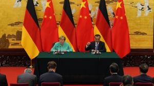 Kanzlerin Angela Merkel und der chinesische Ministerpräsident Li Keqiang bei ihrer gemeinsamen Pressekonferenz in der Großen Halle des Volkes in Peking. Foto: Getty Images