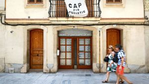 „Keine Touristenwohnung“ steht auf diesem Transparent. Viele Einwohner von Barcelonas malerischen Vierteln wehren sich gegen Airbnb. Foto: AFP
